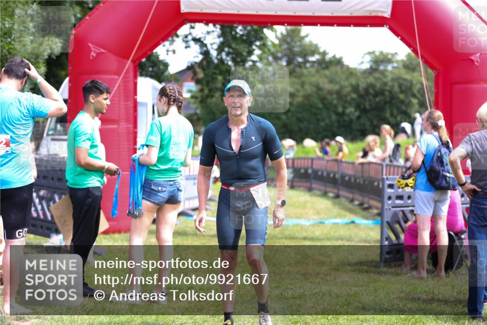 21.06.2026 - 29. Vierlanden-Triathlon Andreas Tolksdorf http://msf.ph/oto/9921667 21.06.2026 13:37:11 Ziel 1005 meine-sportfotos.de