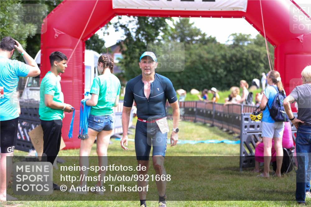21.06.2026 - 29. Vierlanden-Triathlon Andreas Tolksdorf http://msf.ph/oto/9921668 21.06.2026 13:37:11 Ziel 1005 meine-sportfotos.de