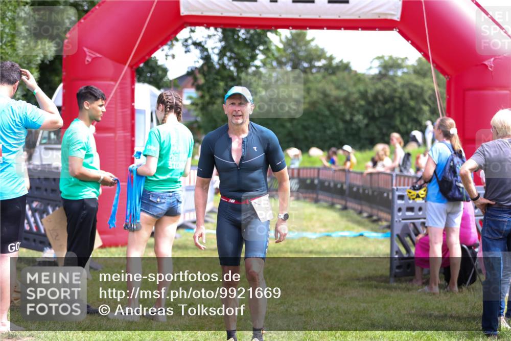 21.06.2026 - 29. Vierlanden-Triathlon Andreas Tolksdorf http://msf.ph/oto/9921669 21.06.2026 13:37:11 Ziel 1005 meine-sportfotos.de