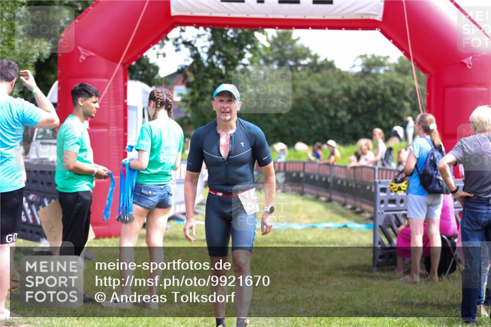 21.06.2026 - 29. Vierlanden-Triathlon Andreas Tolksdorf http://msf.ph/oto/9921670 21.06.2026 13:37:11 Ziel 1005 meine-sportfotos.de