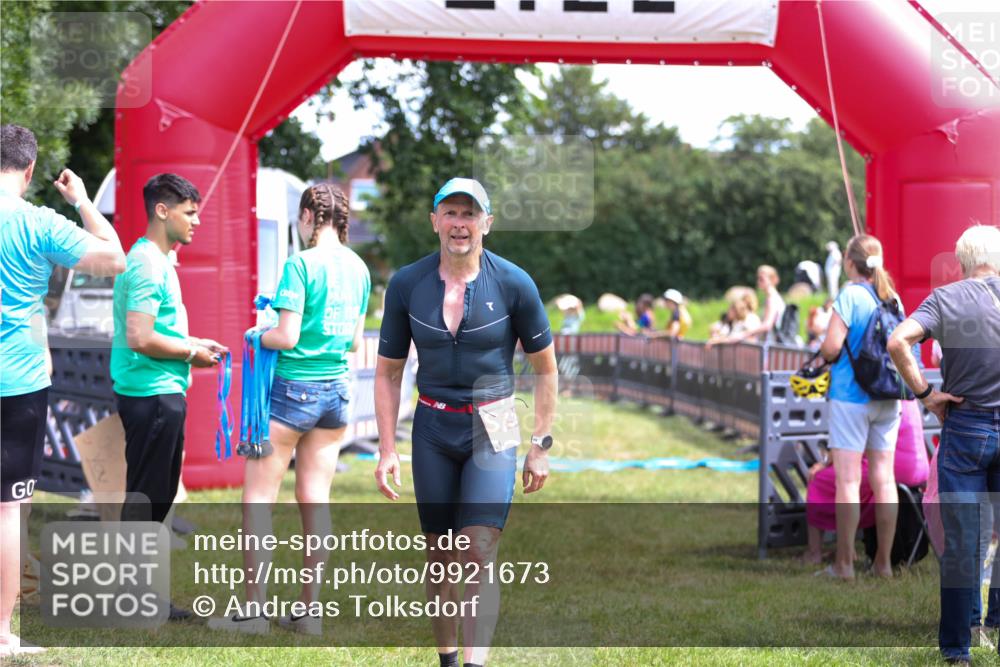 21.06.2026 - 29. Vierlanden-Triathlon Andreas Tolksdorf http://msf.ph/oto/9921673 21.06.2026 13:37:11 Ziel 1005 meine-sportfotos.de