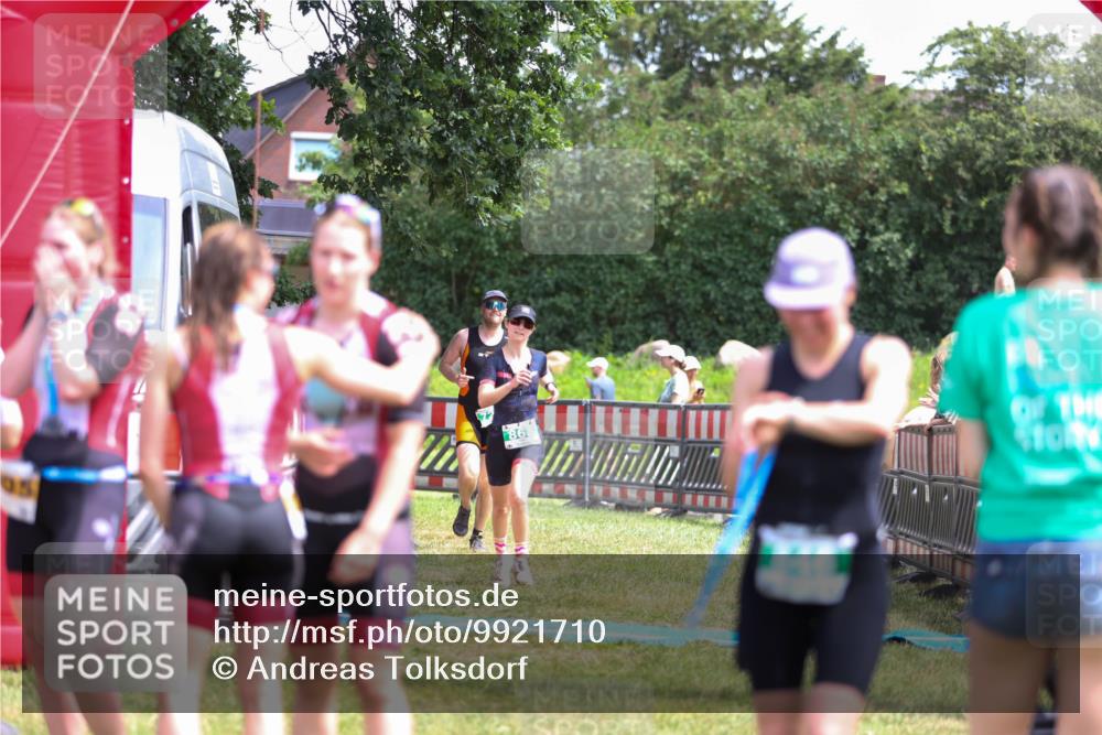 21.06.2026 - 29. Vierlanden-Triathlon Andreas Tolksdorf http://msf.ph/oto/9921710 21.06.2026 13:37:56 Ziel 720, 863, 997 meine-sportfotos.de