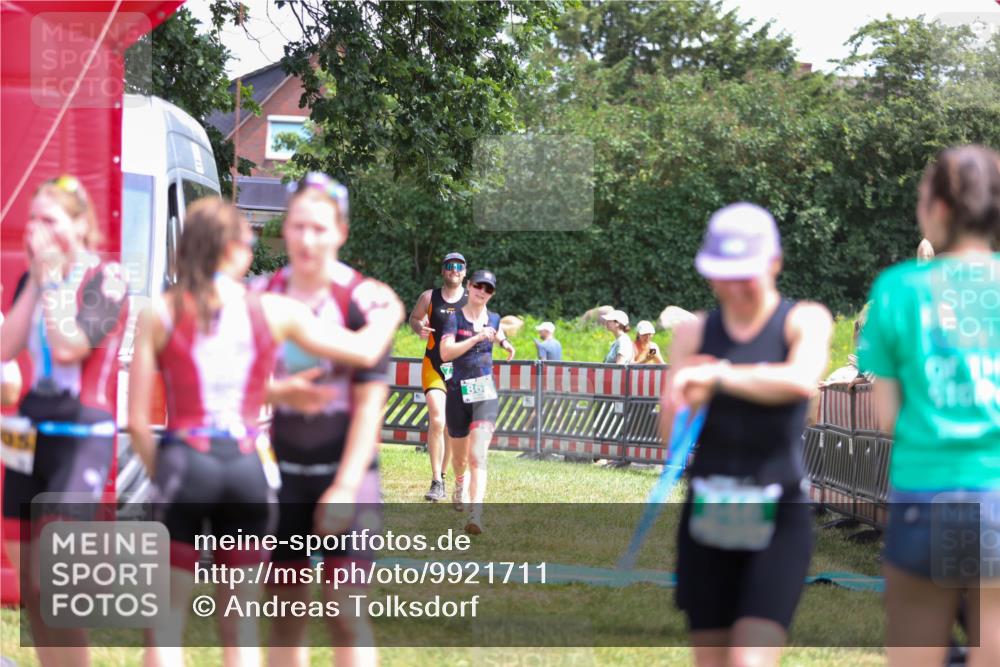 21.06.2026 - 29. Vierlanden-Triathlon Andreas Tolksdorf http://msf.ph/oto/9921711 21.06.2026 13:37:56 Ziel 720, 863, 997 meine-sportfotos.de