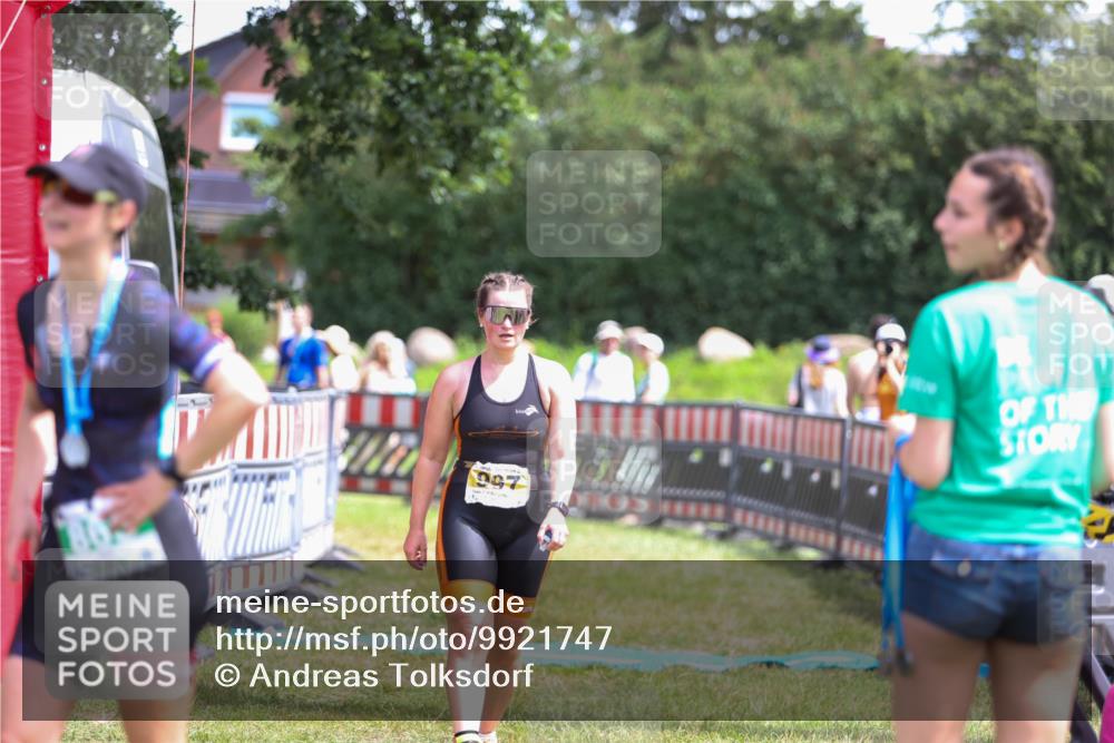 21.06.2026 - 29. Vierlanden-Triathlon Andreas Tolksdorf http://msf.ph/oto/9921747 21.06.2026 13:38:07 Ziel 997 meine-sportfotos.de