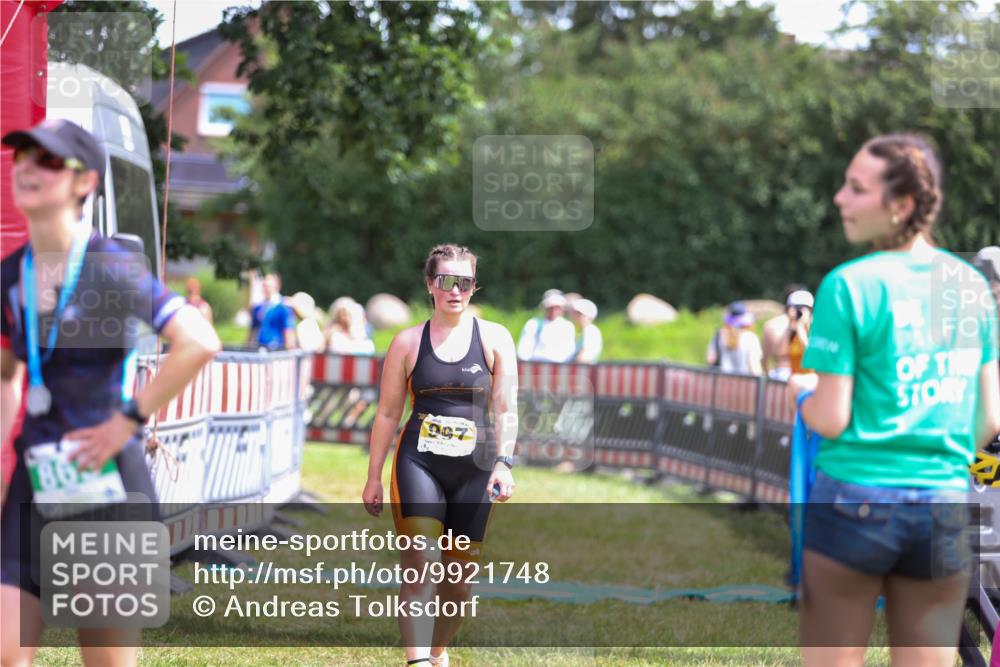 21.06.2026 - 29. Vierlanden-Triathlon Andreas Tolksdorf http://msf.ph/oto/9921748 21.06.2026 13:38:07 Ziel 997 meine-sportfotos.de