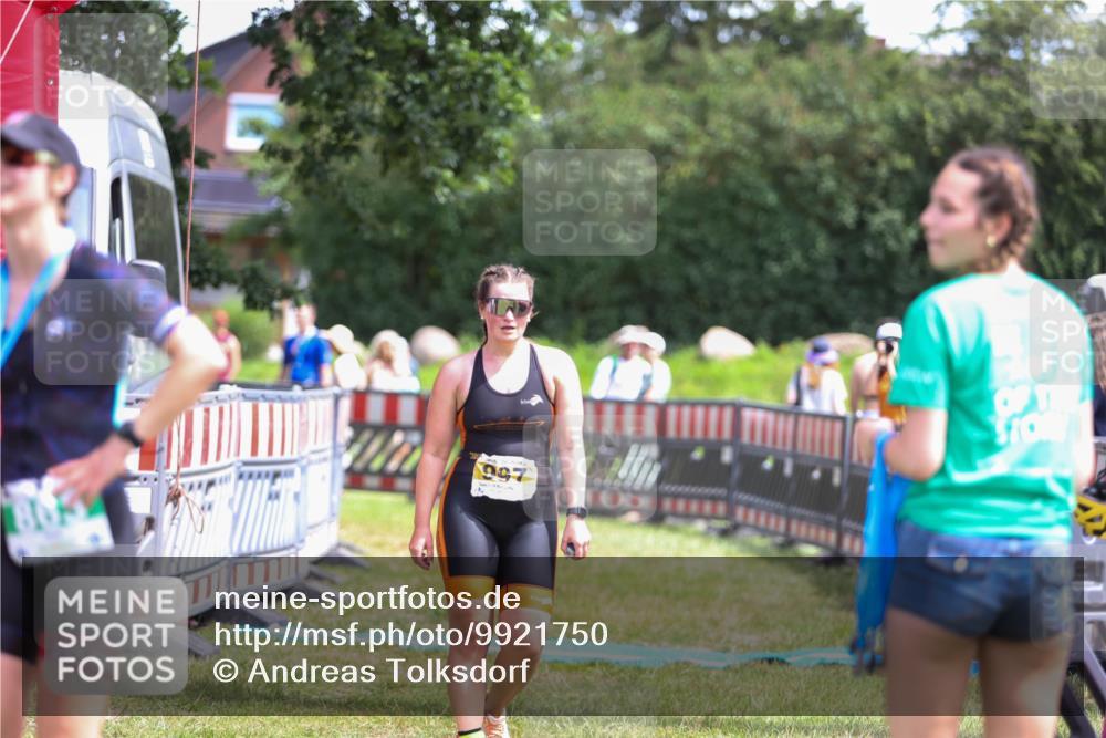 21.06.2026 - 29. Vierlanden-Triathlon Andreas Tolksdorf http://msf.ph/oto/9921750 21.06.2026 13:38:07 Ziel 997 meine-sportfotos.de