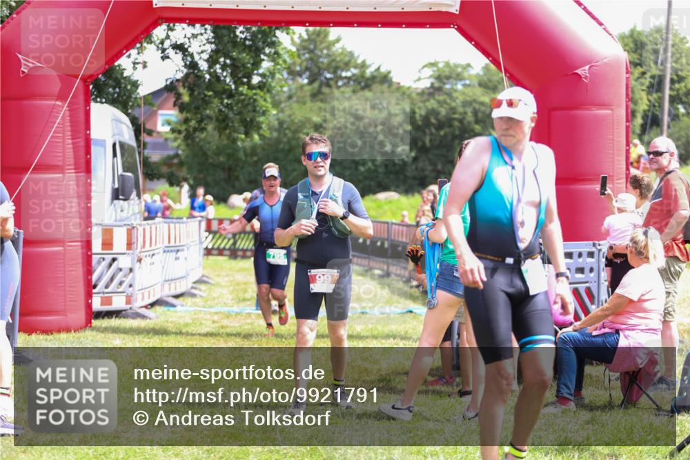 21.06.2026 - 29. Vierlanden-Triathlon Andreas Tolksdorf http://msf.ph/oto/9921791 21.06.2026 13:38:59 Ziel 644, 795 meine-sportfotos.de