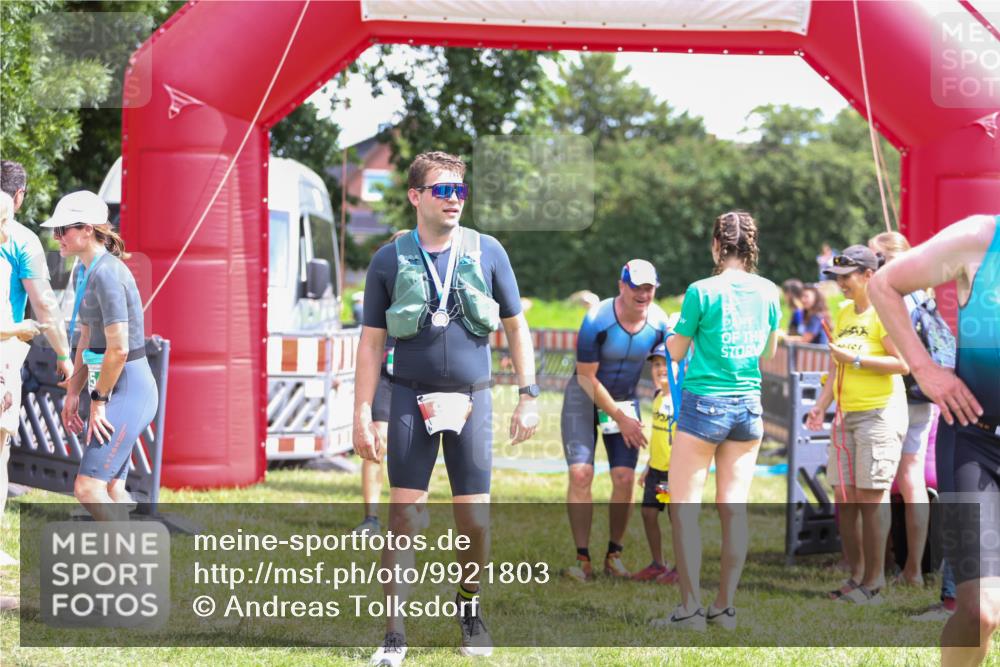 21.06.2026 - 29. Vierlanden-Triathlon Andreas Tolksdorf http://msf.ph/oto/9921803 21.06.2026 13:39:02 Ziel 644, 795 meine-sportfotos.de