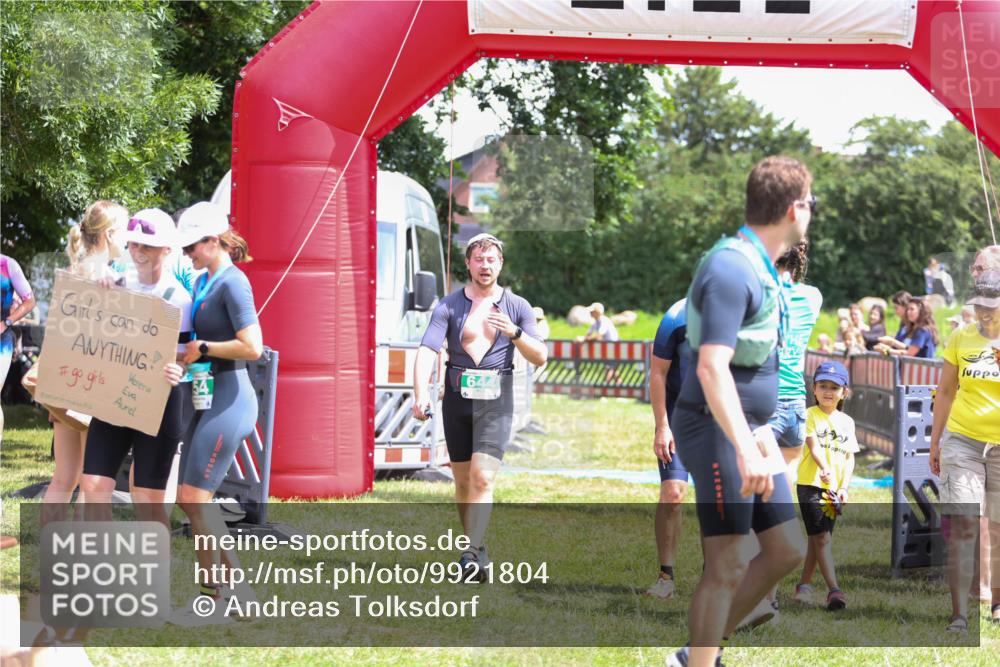21.06.2026 - 29. Vierlanden-Triathlon Andreas Tolksdorf http://msf.ph/oto/9921804 21.06.2026 13:39:03 Ziel 644, 795 meine-sportfotos.de