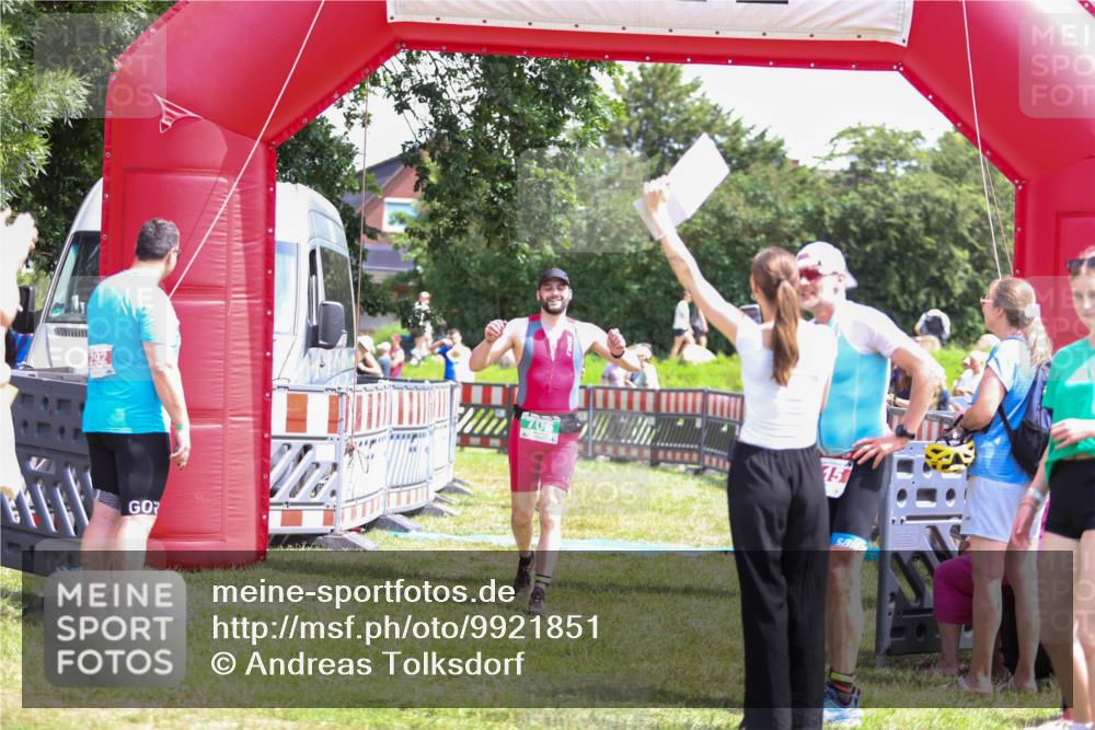 21.06.2026 - 29. Vierlanden-Triathlon Andreas Tolksdorf http://msf.ph/oto/9921851 21.06.2026 13:39:47 Ziel 69, 705 meine-sportfotos.de