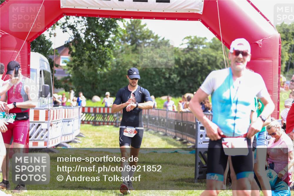 21.06.2026 - 29. Vierlanden-Triathlon Andreas Tolksdorf http://msf.ph/oto/9921852 21.06.2026 13:39:54 Ziel 69 meine-sportfotos.de
