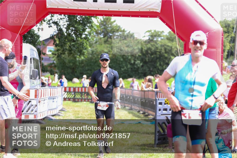 21.06.2026 - 29. Vierlanden-Triathlon Andreas Tolksdorf http://msf.ph/oto/9921857 21.06.2026 13:39:54 Ziel 69 meine-sportfotos.de