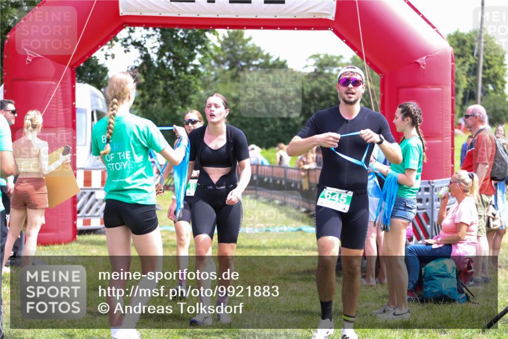 21.06.2026 - 29. Vierlanden-Triathlon Andreas Tolksdorf http://msf.ph/oto/9921883 21.06.2026 13:40:42 Ziel 267, 645, 879 meine-sportfotos.de