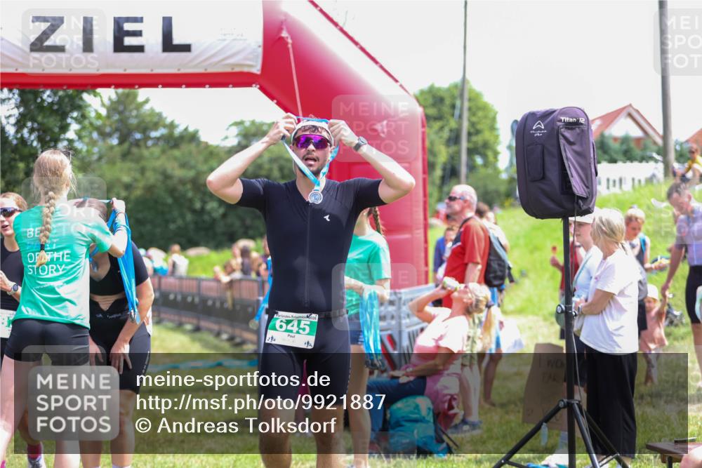 21.06.2026 - 29. Vierlanden-Triathlon Andreas Tolksdorf http://msf.ph/oto/9921887 21.06.2026 13:40:43 Ziel 267, 879 meine-sportfotos.de