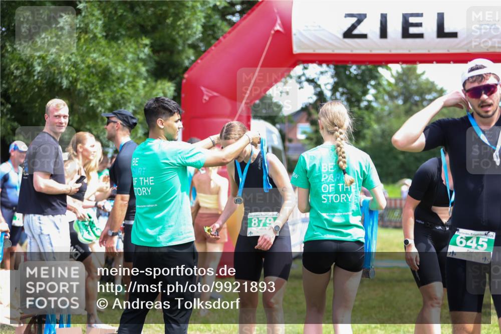 21.06.2026 - 29. Vierlanden-Triathlon Andreas Tolksdorf http://msf.ph/oto/9921893 21.06.2026 13:40:44 Ziel 879 meine-sportfotos.de