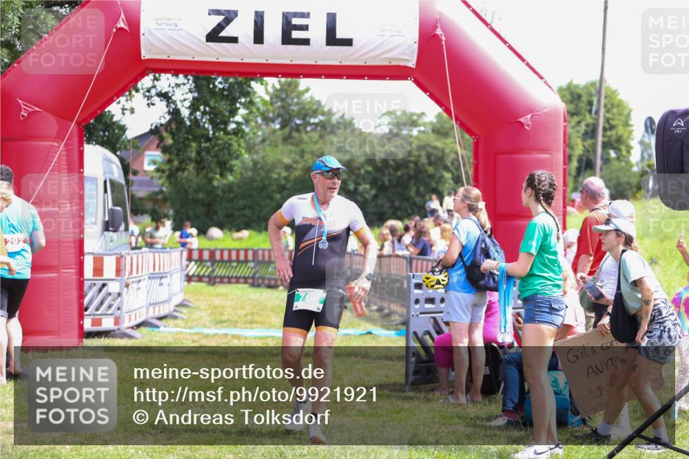 21.06.2026 - 29. Vierlanden-Triathlon Andreas Tolksdorf http://msf.ph/oto/9921921 21.06.2026 13:41:21 Ziel 635 meine-sportfotos.de