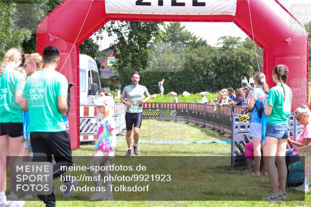 21.06.2026 - 29. Vierlanden-Triathlon Andreas Tolksdorf http://msf.ph/oto/9921923 21.06.2026 13:41:28 Ziel 635 meine-sportfotos.de