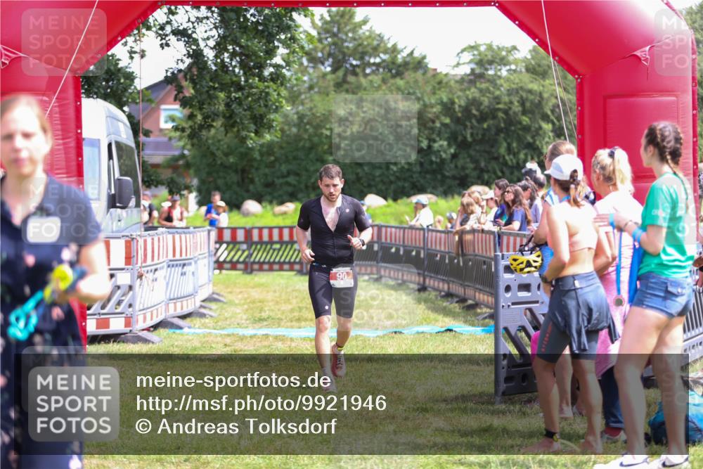 21.06.2026 - 29. Vierlanden-Triathlon Andreas Tolksdorf http://msf.ph/oto/9921946 21.06.2026 13:41:42 Ziel 90, 1353 meine-sportfotos.de