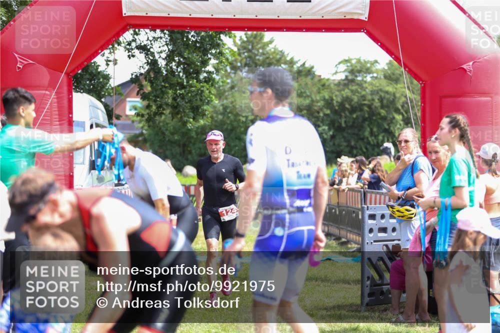 21.06.2026 - 29. Vierlanden-Triathlon Andreas Tolksdorf http://msf.ph/oto/9921975 21.06.2026 13:42:04 Ziel 124 meine-sportfotos.de