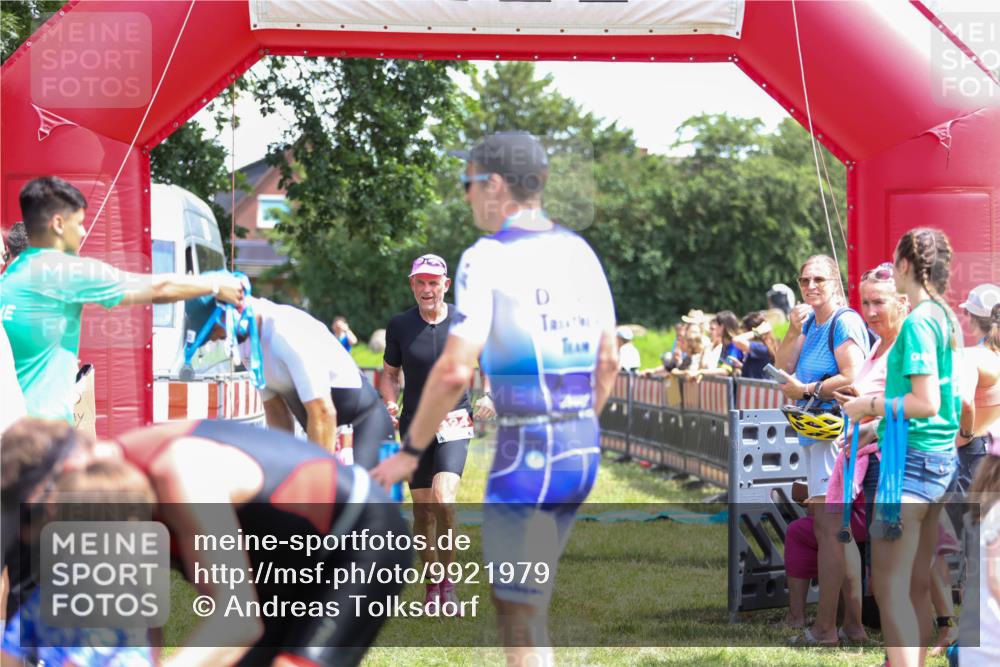 21.06.2026 - 29. Vierlanden-Triathlon Andreas Tolksdorf http://msf.ph/oto/9921979 21.06.2026 13:42:04 Ziel 124 meine-sportfotos.de