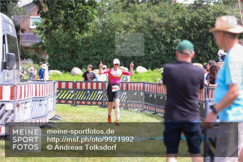 21.06.2026 - 29. Vierlanden-Triathlon Andreas Tolksdorf http://msf.ph/oto/9921992 21.06.2026 13:42:37 Ziel 239 meine-sportfotos.de