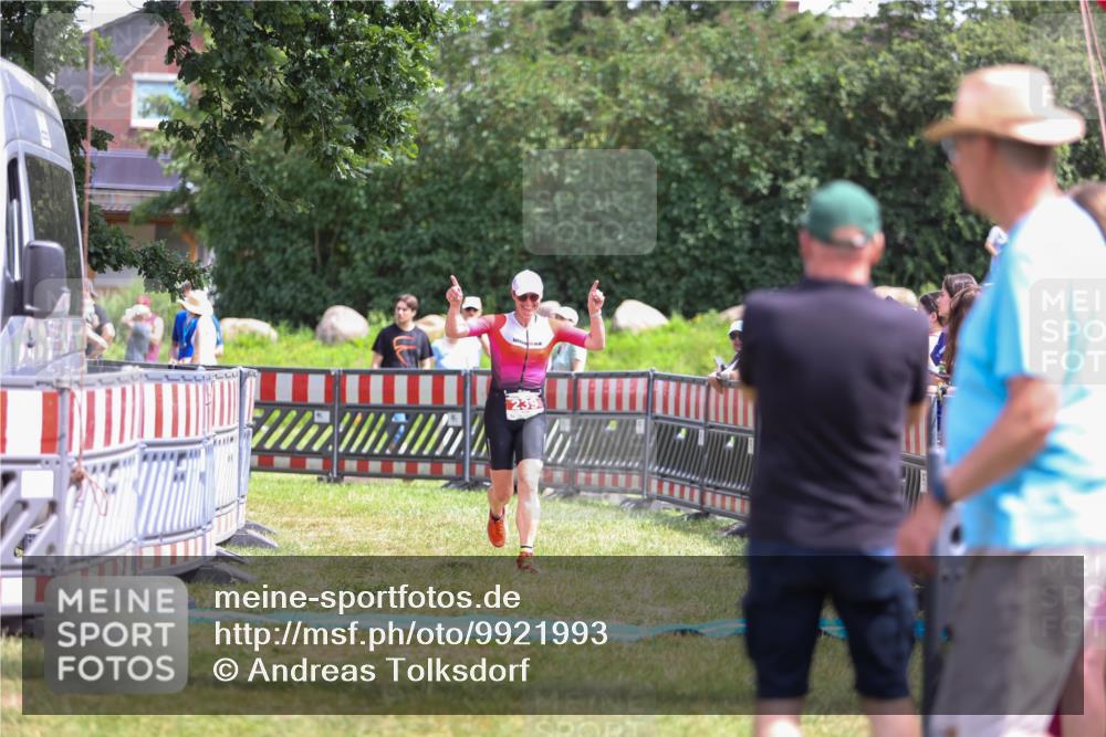 21.06.2026 - 29. Vierlanden-Triathlon Andreas Tolksdorf http://msf.ph/oto/9921993 21.06.2026 13:42:37 Ziel 239 meine-sportfotos.de