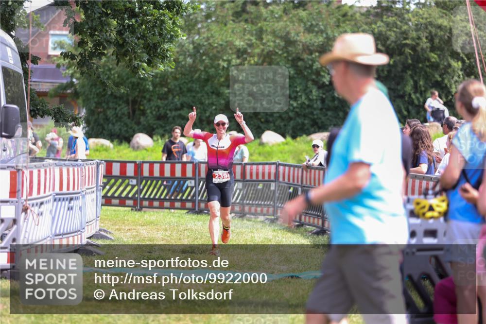 21.06.2026 - 29. Vierlanden-Triathlon Andreas Tolksdorf http://msf.ph/oto/9922000 21.06.2026 13:42:37 Ziel 239 meine-sportfotos.de