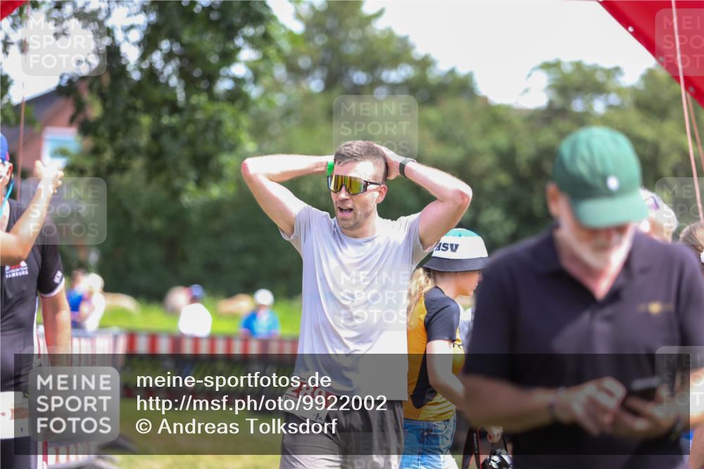 21.06.2026 - 29. Vierlanden-Triathlon Andreas Tolksdorf http://msf.ph/oto/9922002 21.06.2026 13:43:02 Ziel 284, 289 meine-sportfotos.de