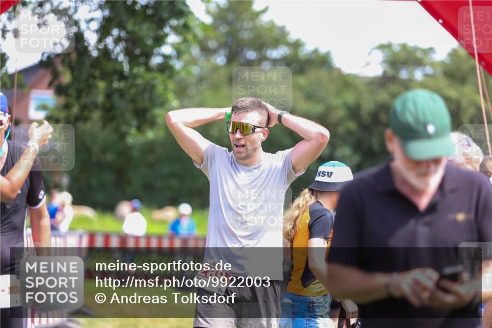 21.06.2026 - 29. Vierlanden-Triathlon Andreas Tolksdorf http://msf.ph/oto/9922003 21.06.2026 13:43:02 Ziel 284, 289 meine-sportfotos.de