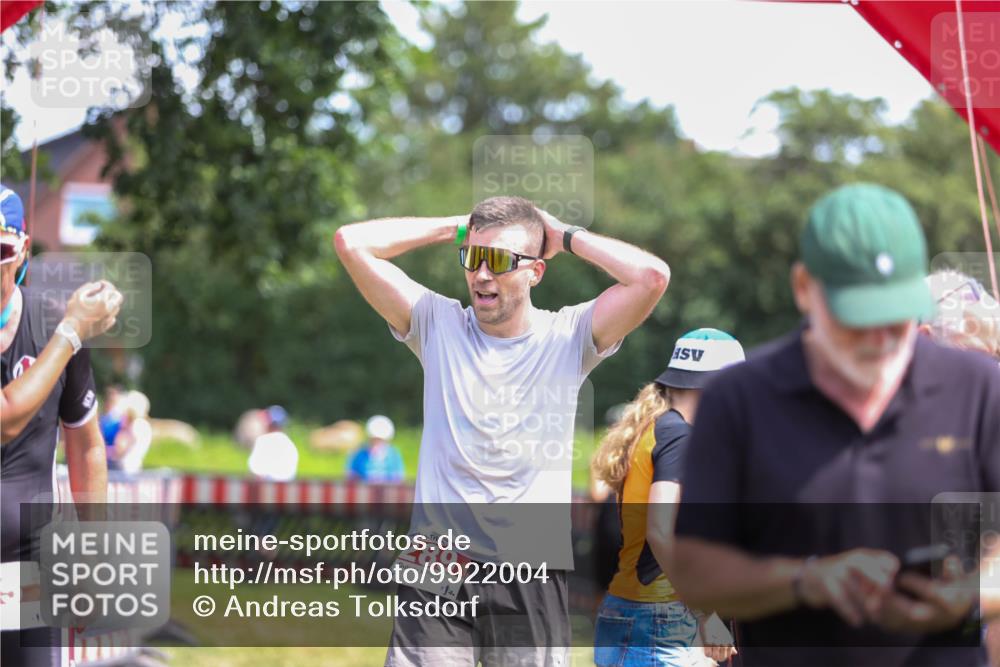 21.06.2026 - 29. Vierlanden-Triathlon Andreas Tolksdorf http://msf.ph/oto/9922004 21.06.2026 13:43:02 Ziel 284, 289 meine-sportfotos.de
