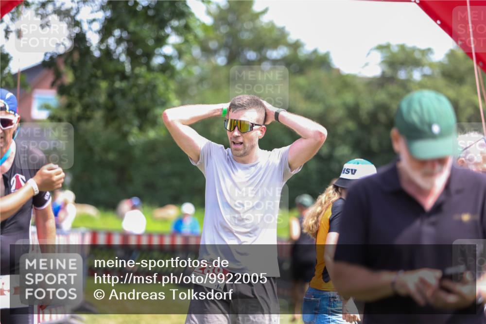21.06.2026 - 29. Vierlanden-Triathlon Andreas Tolksdorf http://msf.ph/oto/9922005 21.06.2026 13:43:02 Ziel 284, 289 meine-sportfotos.de