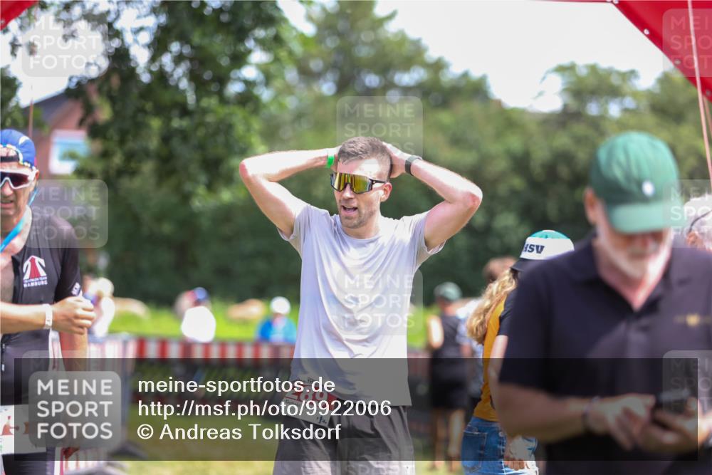21.06.2026 - 29. Vierlanden-Triathlon Andreas Tolksdorf http://msf.ph/oto/9922006 21.06.2026 13:43:02 Ziel 284, 289 meine-sportfotos.de