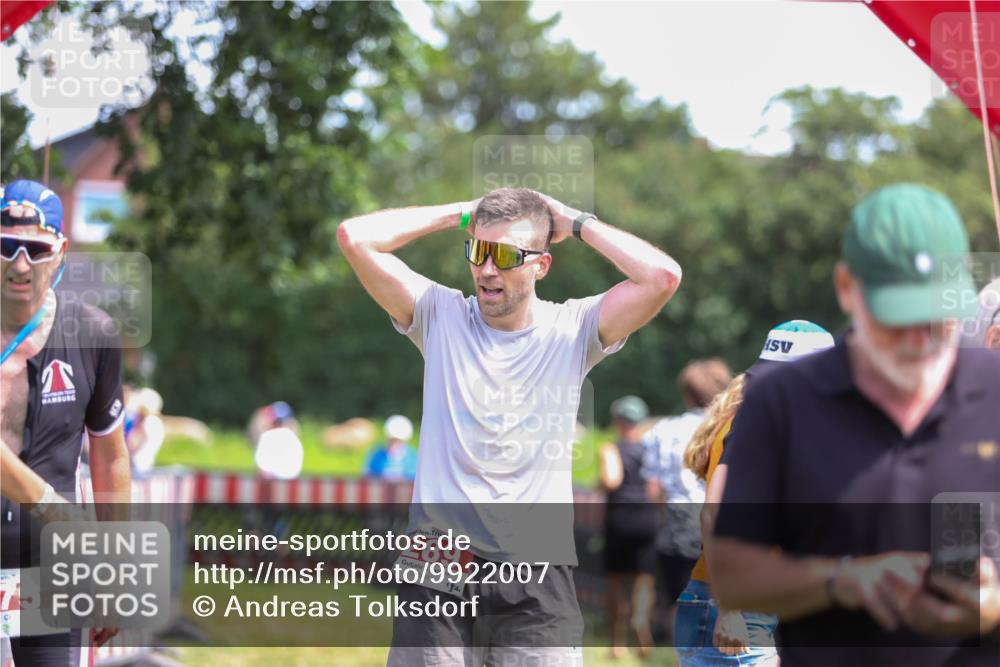 21.06.2026 - 29. Vierlanden-Triathlon Andreas Tolksdorf http://msf.ph/oto/9922007 21.06.2026 13:43:02 Ziel 284, 289 meine-sportfotos.de