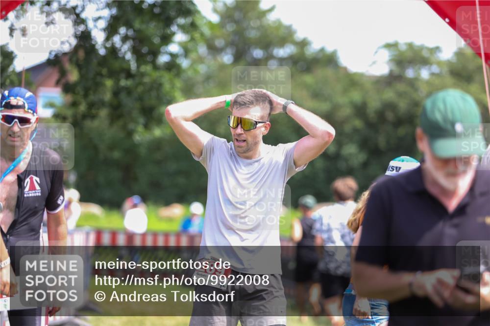 21.06.2026 - 29. Vierlanden-Triathlon Andreas Tolksdorf http://msf.ph/oto/9922008 21.06.2026 13:43:02 Ziel 284, 289 meine-sportfotos.de