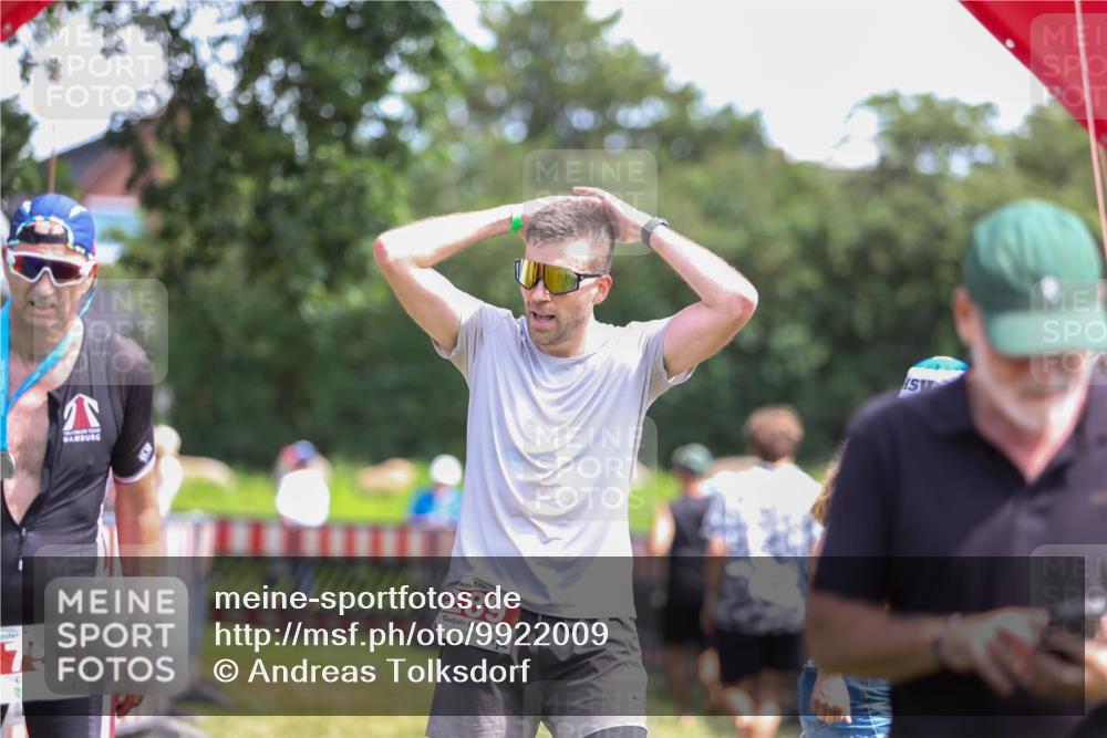 21.06.2026 - 29. Vierlanden-Triathlon Andreas Tolksdorf http://msf.ph/oto/9922009 21.06.2026 13:43:02 Ziel 284, 289 meine-sportfotos.de