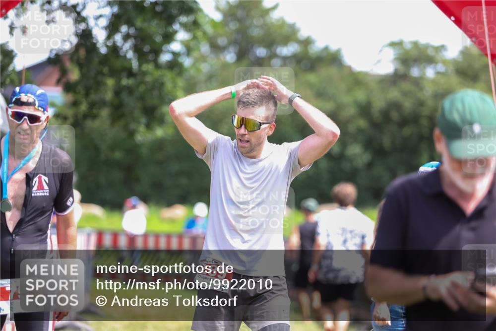 21.06.2026 - 29. Vierlanden-Triathlon Andreas Tolksdorf http://msf.ph/oto/9922010 21.06.2026 13:43:02 Ziel 284, 289 meine-sportfotos.de