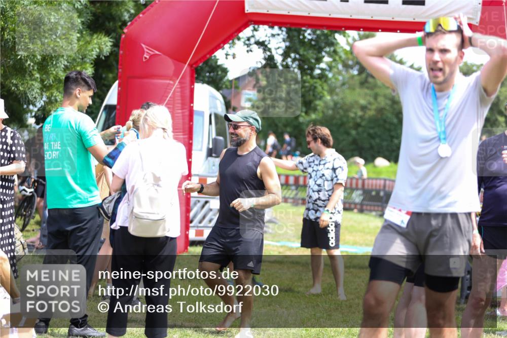 21.06.2026 - 29. Vierlanden-Triathlon Andreas Tolksdorf http://msf.ph/oto/9922030 21.06.2026 13:43:15 Ziel 284 meine-sportfotos.de