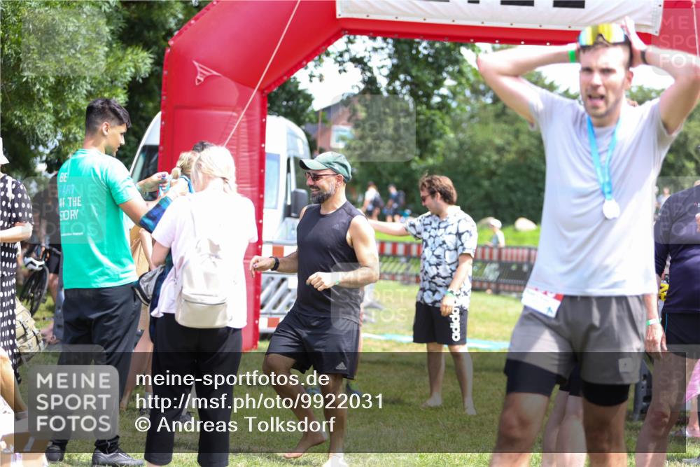 21.06.2026 - 29. Vierlanden-Triathlon Andreas Tolksdorf http://msf.ph/oto/9922031 21.06.2026 13:43:16 Ziel  meine-sportfotos.de