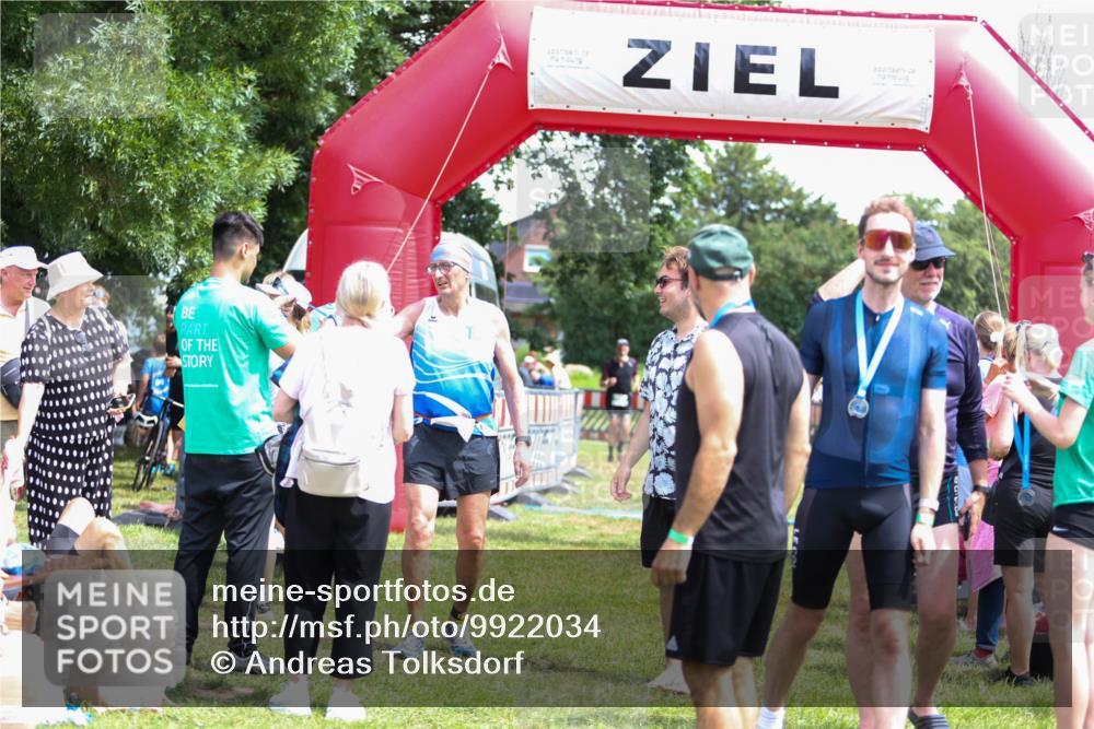 21.06.2026 - 29. Vierlanden-Triathlon Andreas Tolksdorf http://msf.ph/oto/9922034 21.06.2026 13:43:24 Ziel 755 meine-sportfotos.de