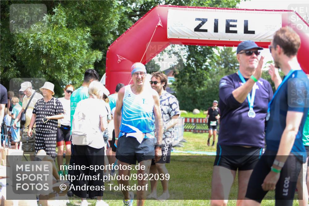 21.06.2026 - 29. Vierlanden-Triathlon Andreas Tolksdorf http://msf.ph/oto/9922039 21.06.2026 13:43:27 Ziel 755 meine-sportfotos.de