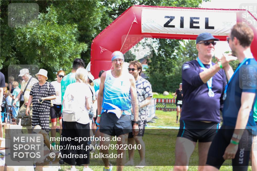 21.06.2026 - 29. Vierlanden-Triathlon Andreas Tolksdorf http://msf.ph/oto/9922040 21.06.2026 13:43:27 Ziel 755 meine-sportfotos.de