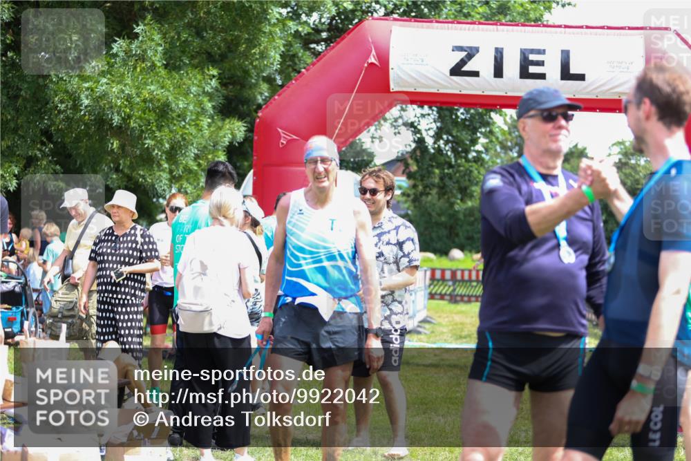 21.06.2026 - 29. Vierlanden-Triathlon Andreas Tolksdorf http://msf.ph/oto/9922042 21.06.2026 13:43:27 Ziel 755 meine-sportfotos.de