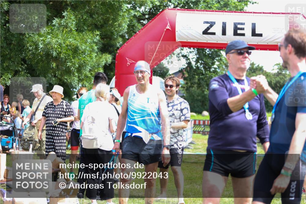 21.06.2026 - 29. Vierlanden-Triathlon Andreas Tolksdorf http://msf.ph/oto/9922043 21.06.2026 13:43:27 Ziel 755 meine-sportfotos.de