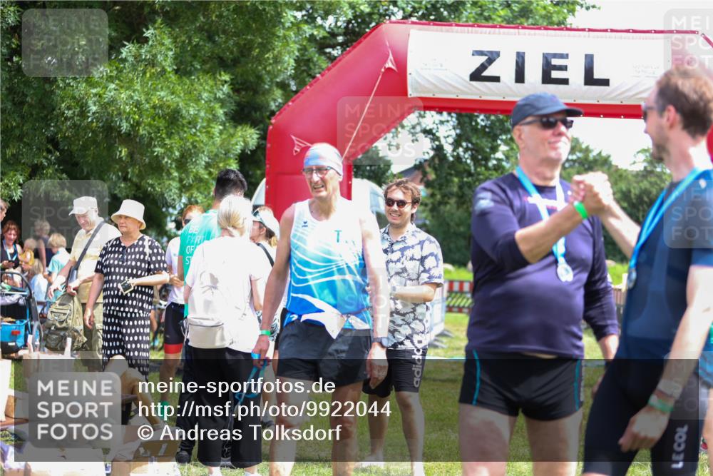 21.06.2026 - 29. Vierlanden-Triathlon Andreas Tolksdorf http://msf.ph/oto/9922044 21.06.2026 13:43:27 Ziel 755 meine-sportfotos.de