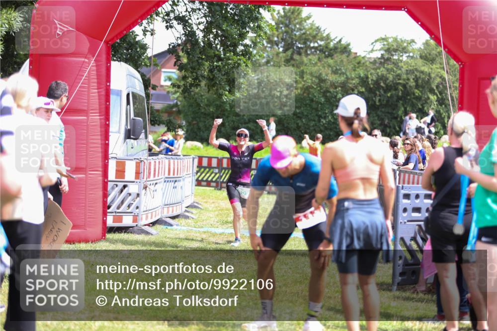 21.06.2026 - 29. Vierlanden-Triathlon Andreas Tolksdorf http://msf.ph/oto/9922106 21.06.2026 13:44:29 Ziel 859 meine-sportfotos.de