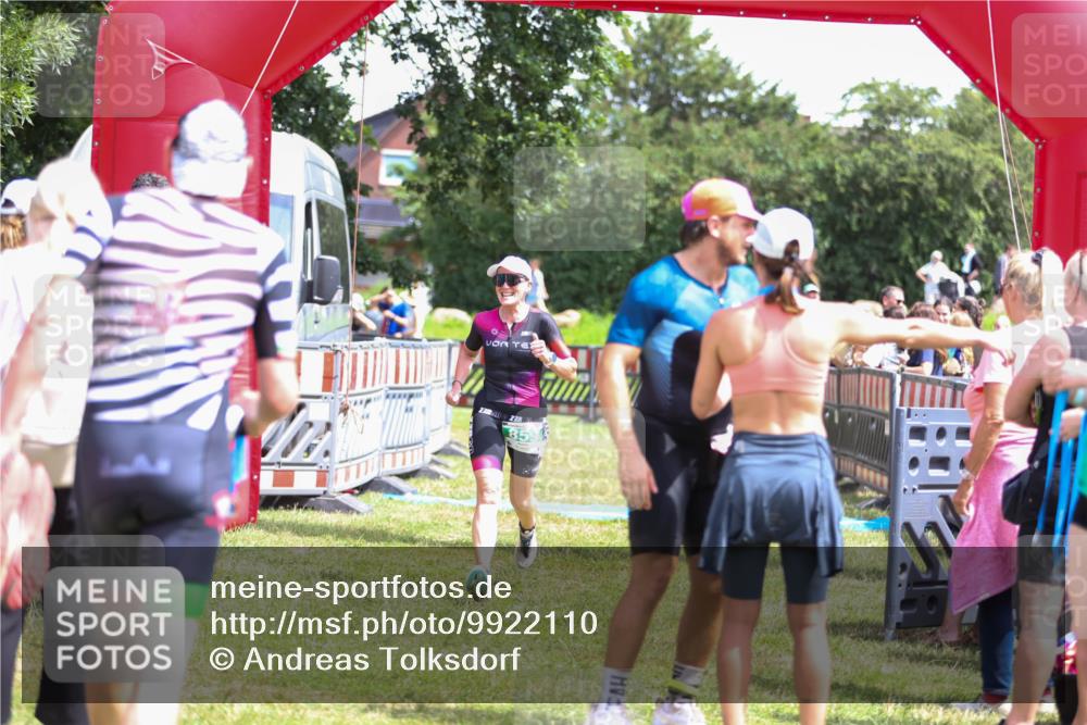 21.06.2026 - 29. Vierlanden-Triathlon Andreas Tolksdorf http://msf.ph/oto/9922110 21.06.2026 13:44:31 Ziel 848, 859 meine-sportfotos.de