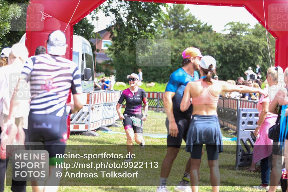 21.06.2026 - 29. Vierlanden-Triathlon Andreas Tolksdorf http://msf.ph/oto/9922113 21.06.2026 13:44:31 Ziel 848, 859 meine-sportfotos.de