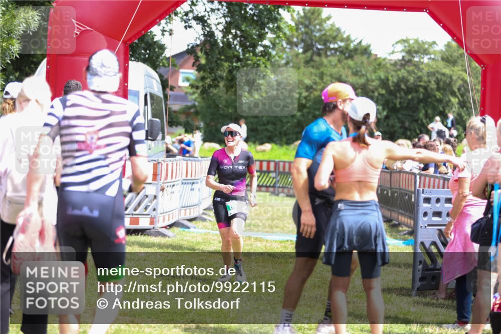 21.06.2026 - 29. Vierlanden-Triathlon Andreas Tolksdorf http://msf.ph/oto/9922115 21.06.2026 13:44:31 Ziel 848, 859 meine-sportfotos.de
