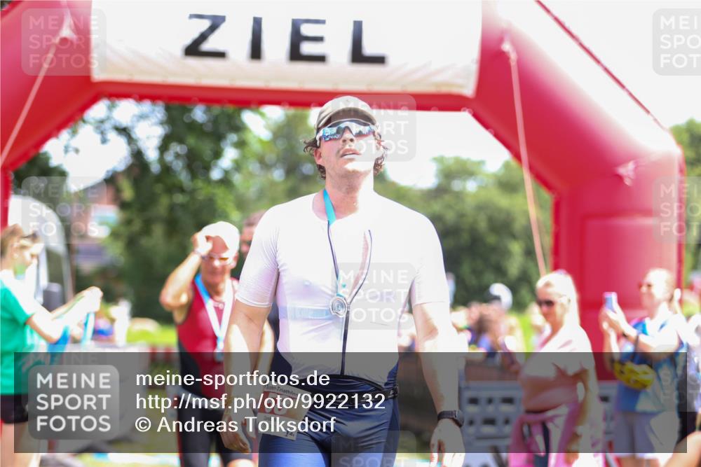 21.06.2026 - 29. Vierlanden-Triathlon Andreas Tolksdorf http://msf.ph/oto/9922132 21.06.2026 13:45:22 Ziel  meine-sportfotos.de