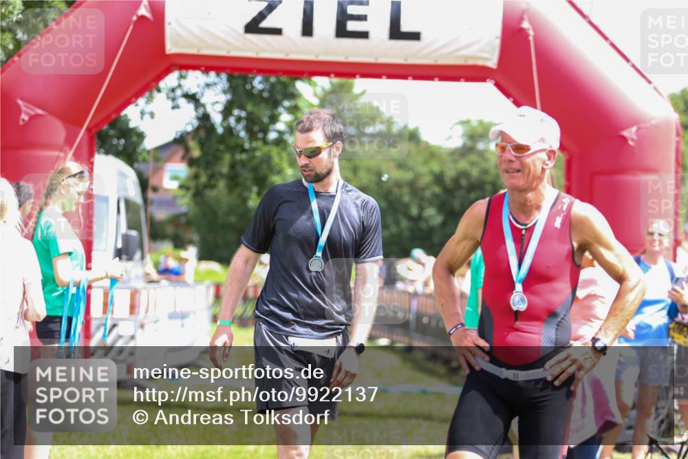 21.06.2026 - 29. Vierlanden-Triathlon Andreas Tolksdorf http://msf.ph/oto/9922137 21.06.2026 13:45:27 Ziel  meine-sportfotos.de